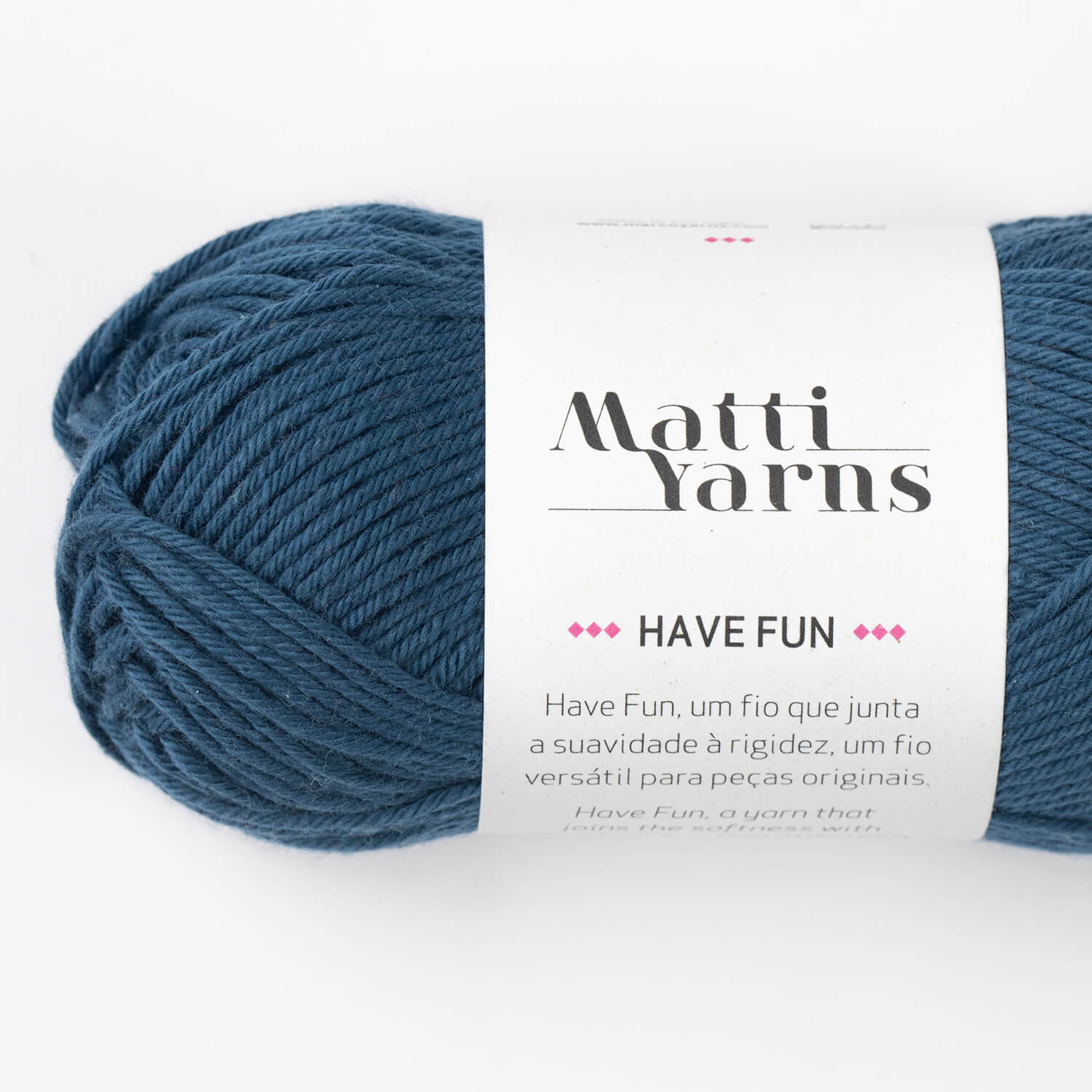 Rolo de fio azul escuro da Matti Yarns com etiqueta branca