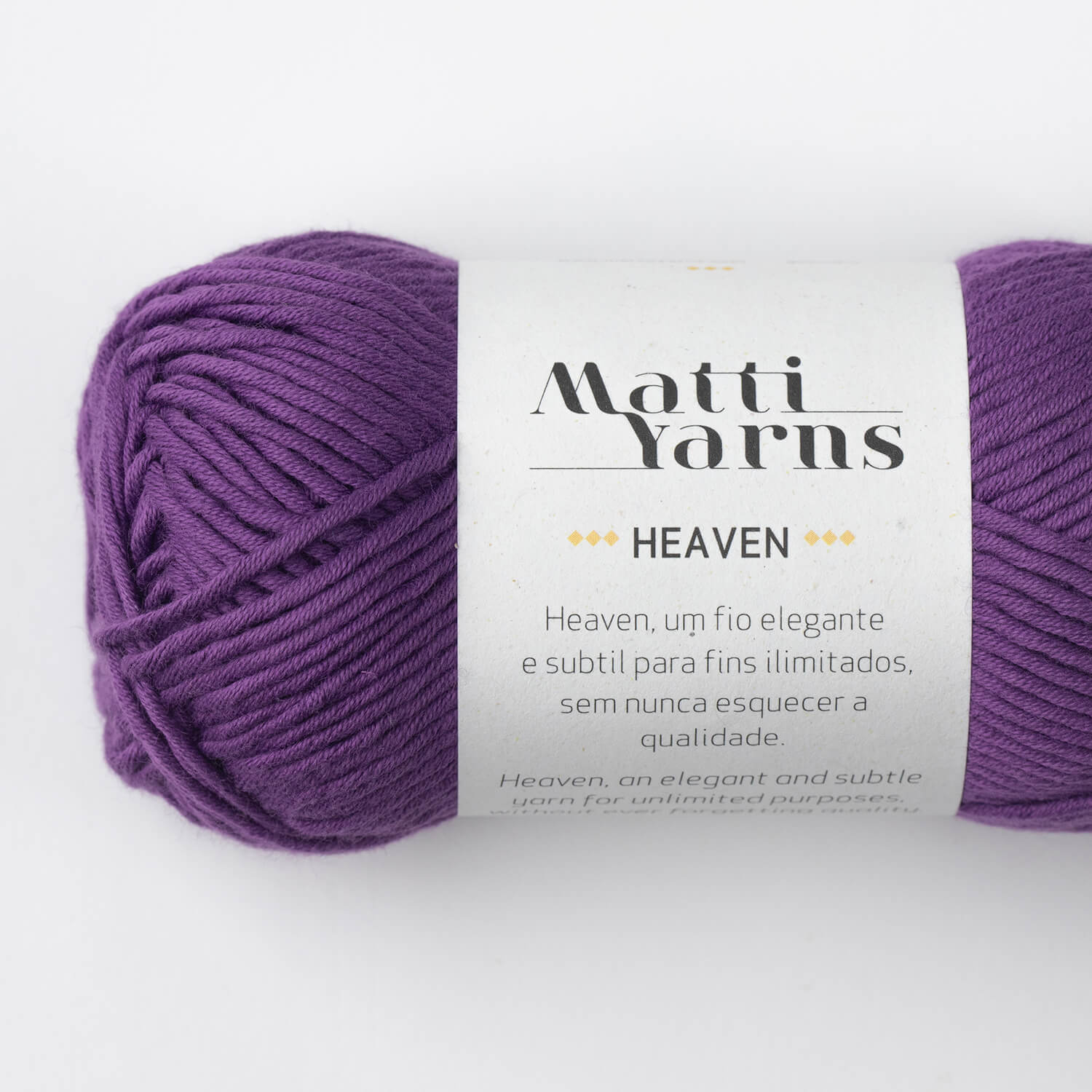 Novelo de lã roxa Matti Yarns Heaven com etiqueta branca