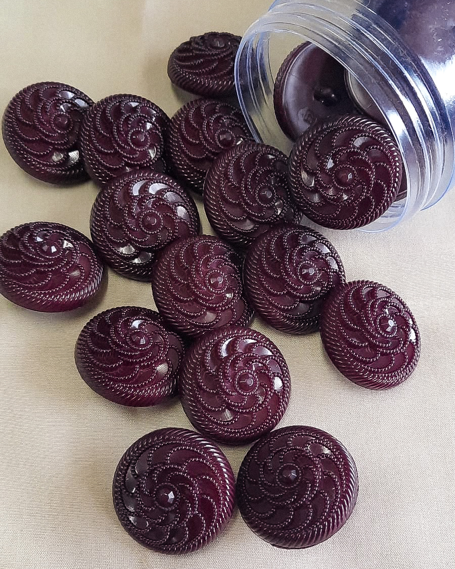 Botões redondos vinho com padrão floral em relevo