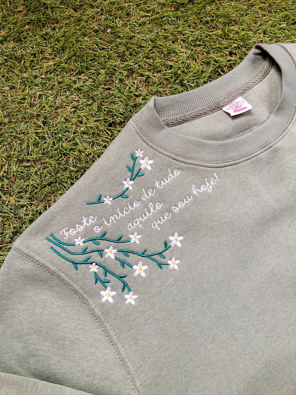 Camisola cinzenta com bordados florais e texto em português