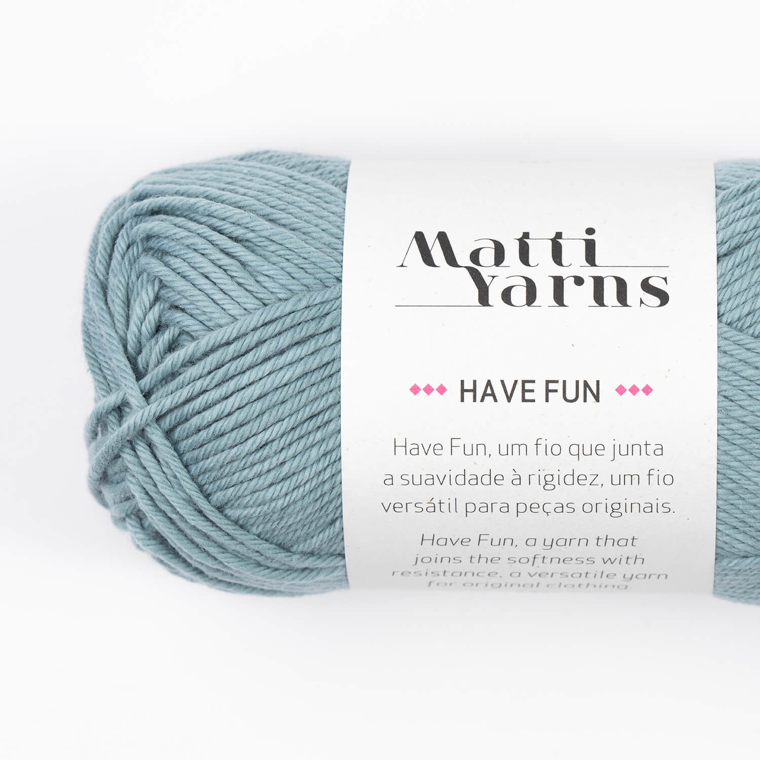 Novelo de lã azul claro com etiqueta da marca Matti Yarns