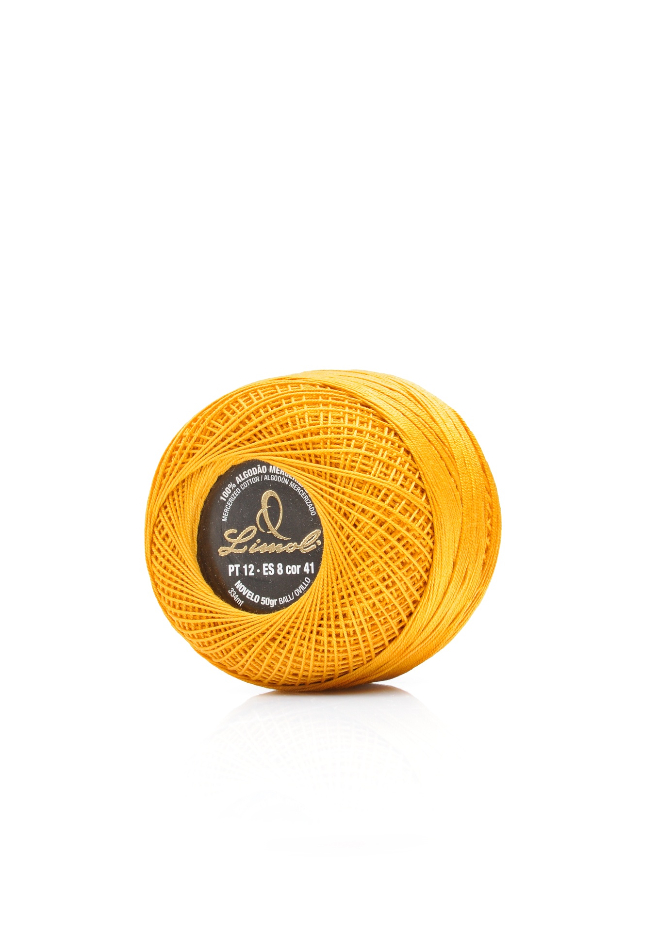 Novelo de linha amarela com etiqueta preta num fundo branco