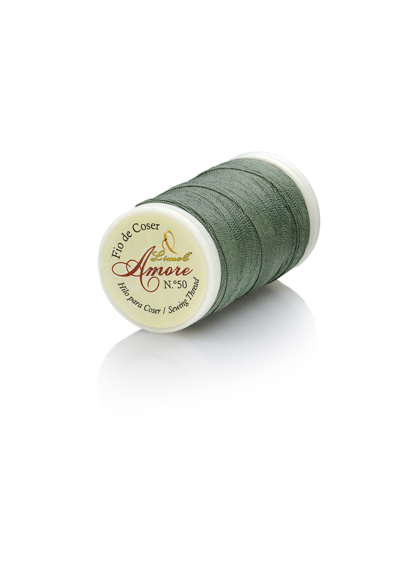 Carretel de linha de coser verde escura com etiqueta branca e texto visível