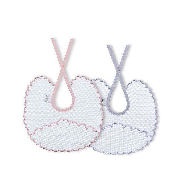 Dois babetes de bebé brancos com bordas rosa e azul e fitas para amarrar