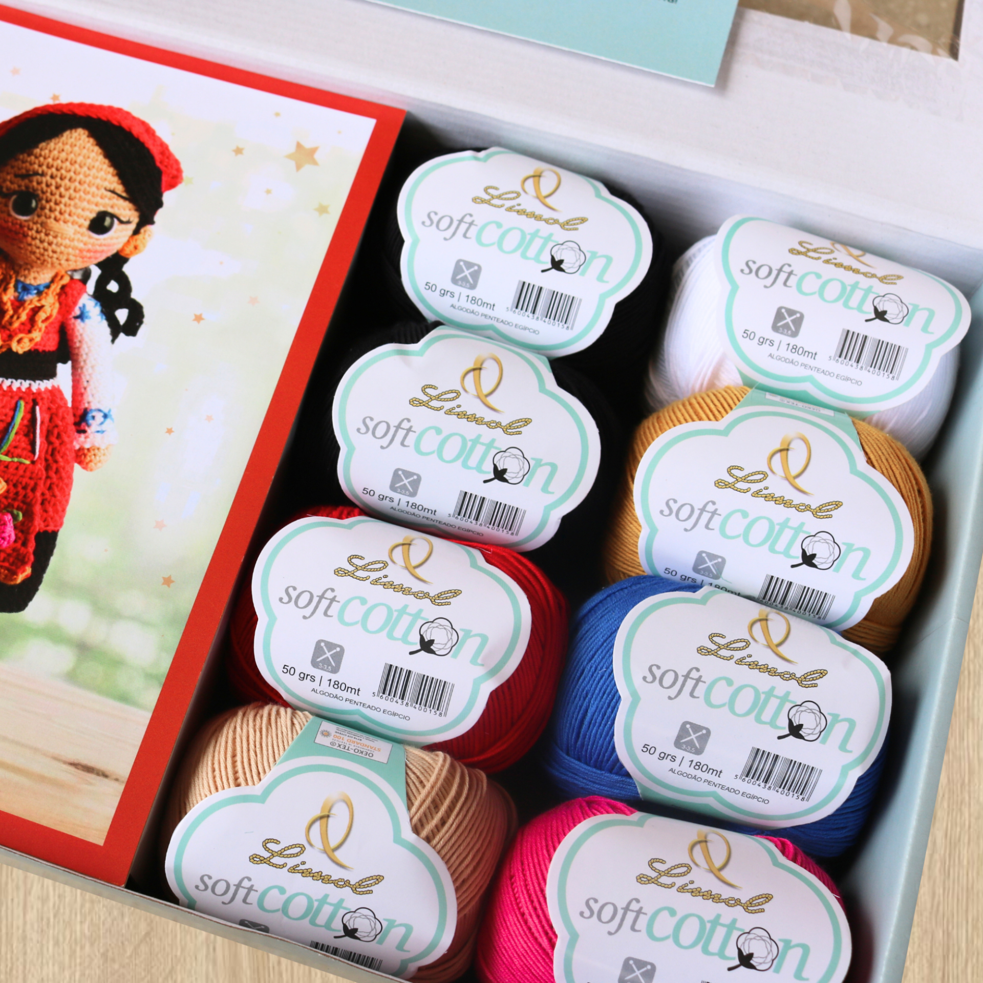 Novelos de fio de algodão colorido Lionel soft cotton organizados numa caixa