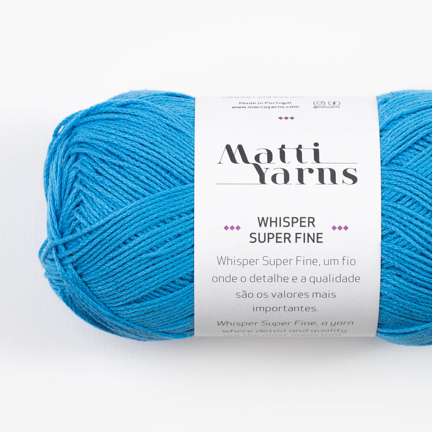 Novelo de fio azul turquesa da marca Matti Yarns com etiqueta branca