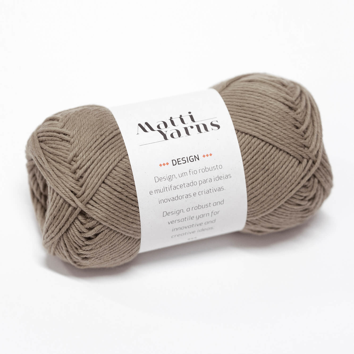 Novelo de fio bege claro com etiqueta Matti Yarns em fundo branco.