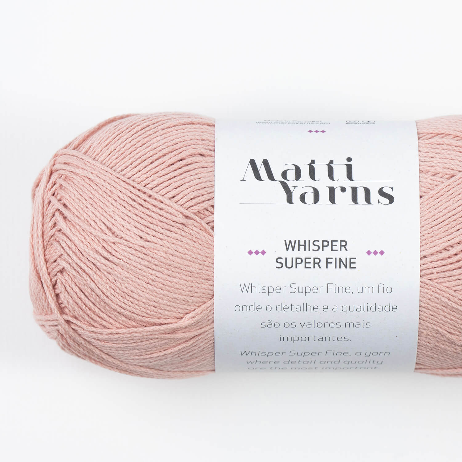 Novelo de fio rosa claro Matti Yarns Whisper Super Fine com etiqueta branca