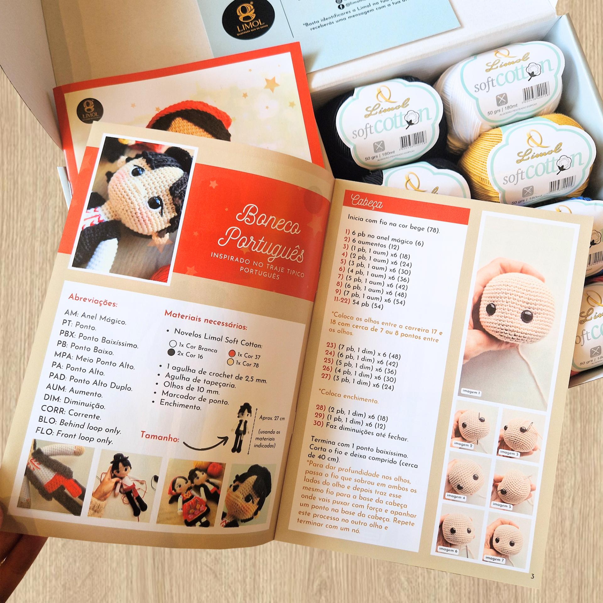 Livro de instruções para tricô aberto e quatro novelos de lã coloridos