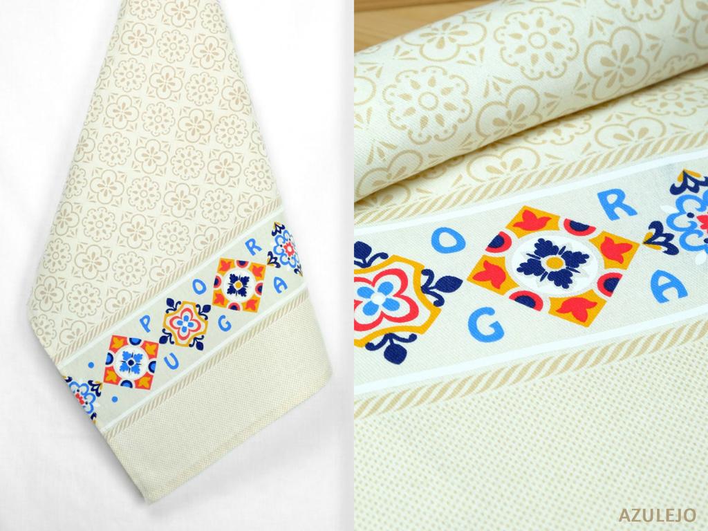 Toalha creme com padrão floral e faixa decorativa com azulejos coloridos