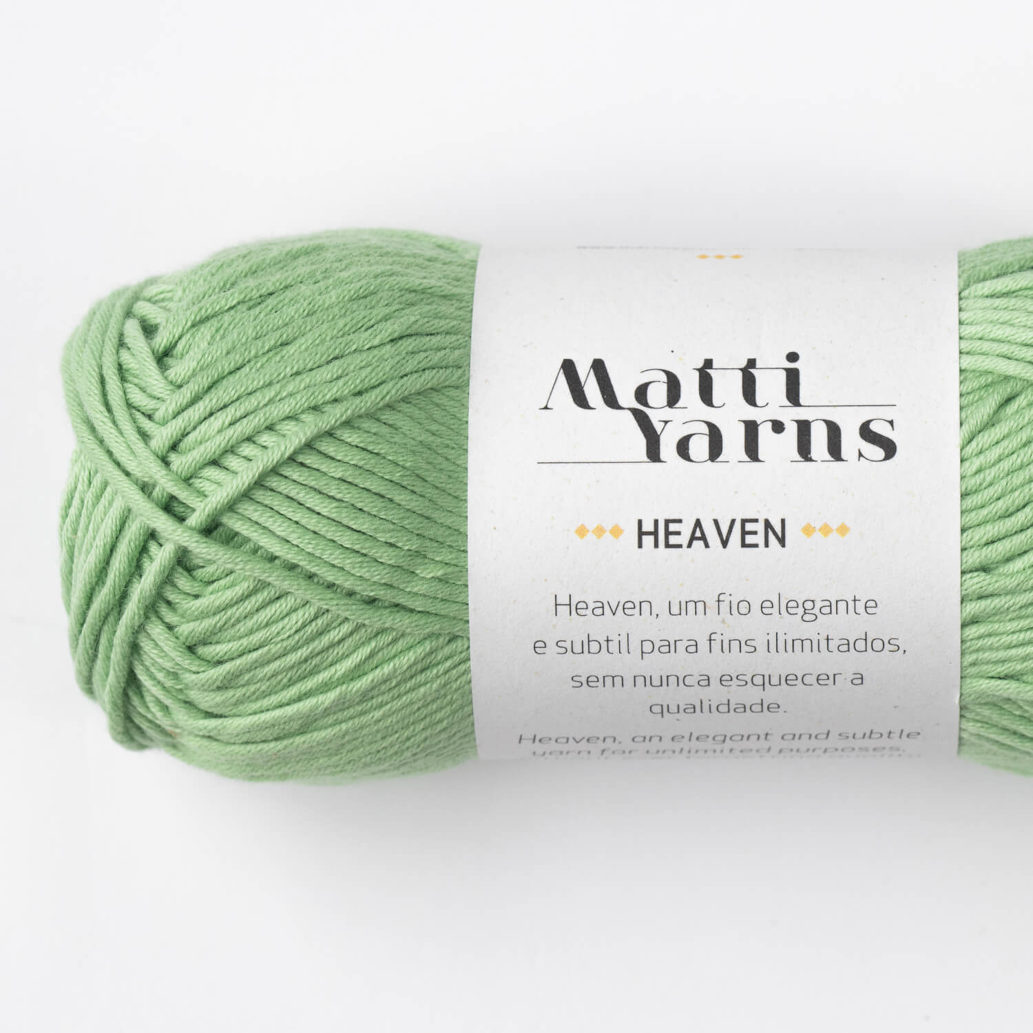 Novelo de fio verde claro Matti Yarns Heaven com rótulo branco