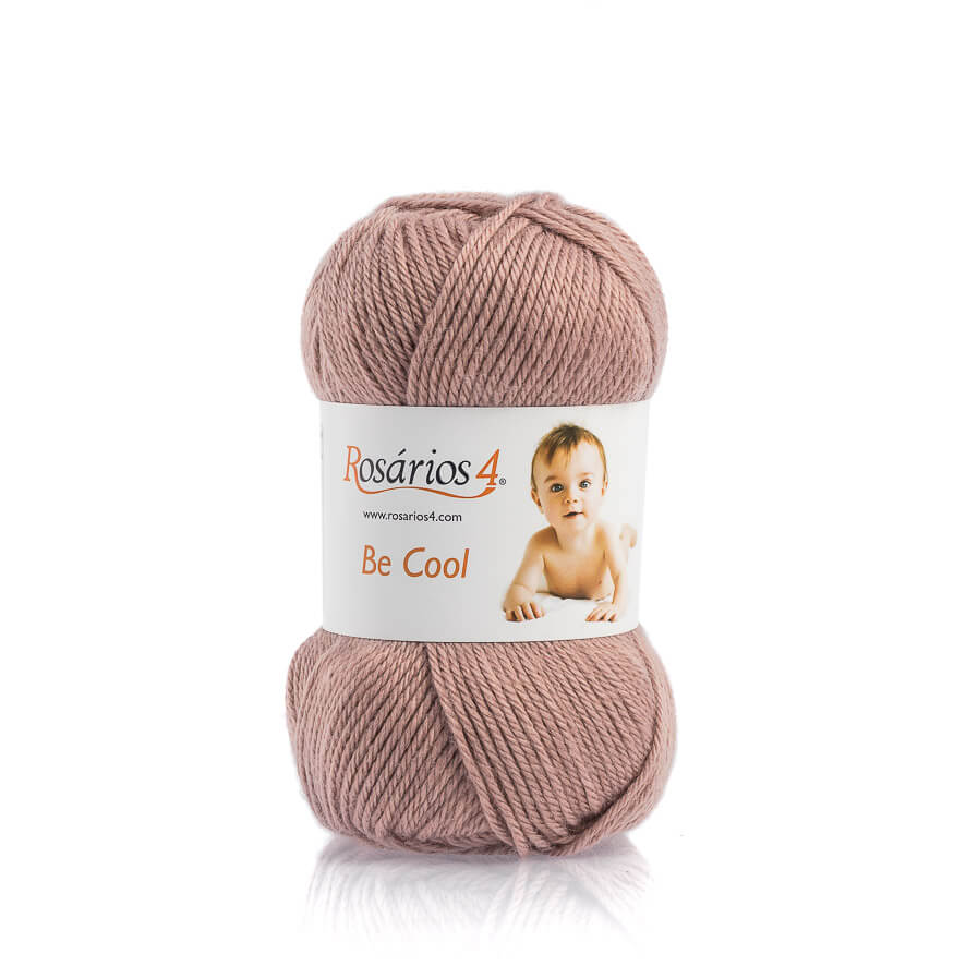 Novelo de lã cor rosa claro com etiqueta da marca Rosários 4 e imagem de um bebé
