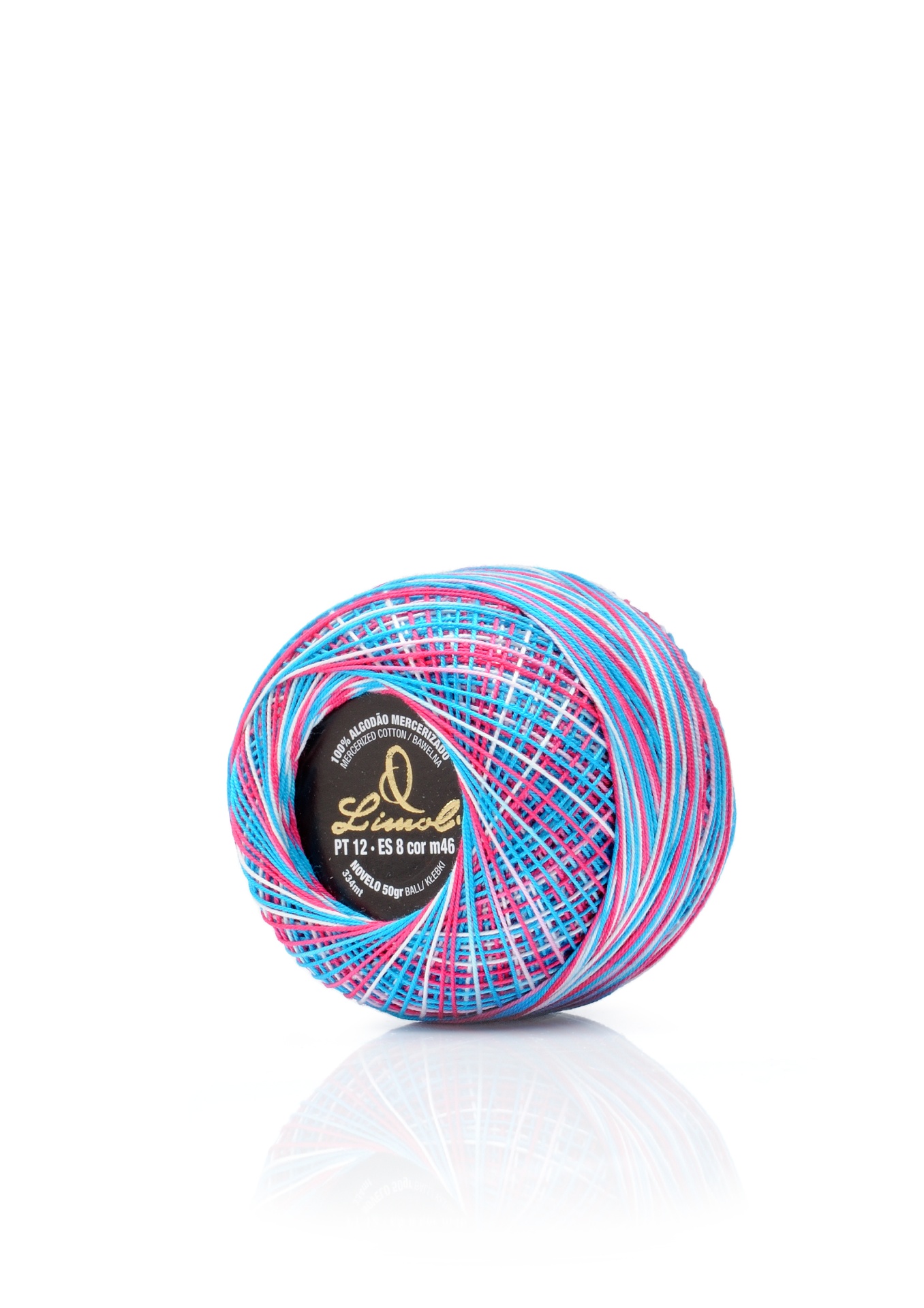 Rolo de fio colorido com etiqueta preta no centro sobre fundo branco