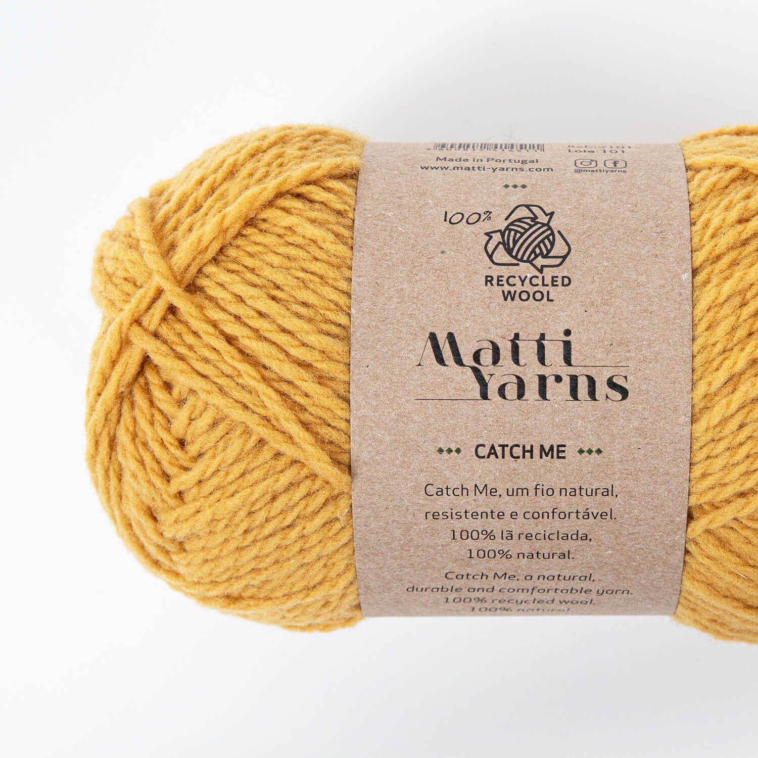 Novelo de lã reciclada amarelo mostarda com etiqueta da Matti Yarns