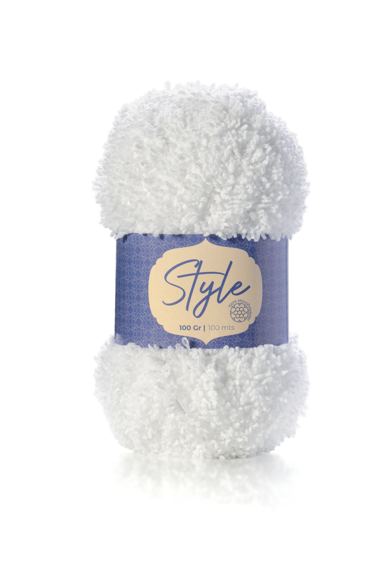 Novelo de fio branco felpudo com rótulo azul e bege