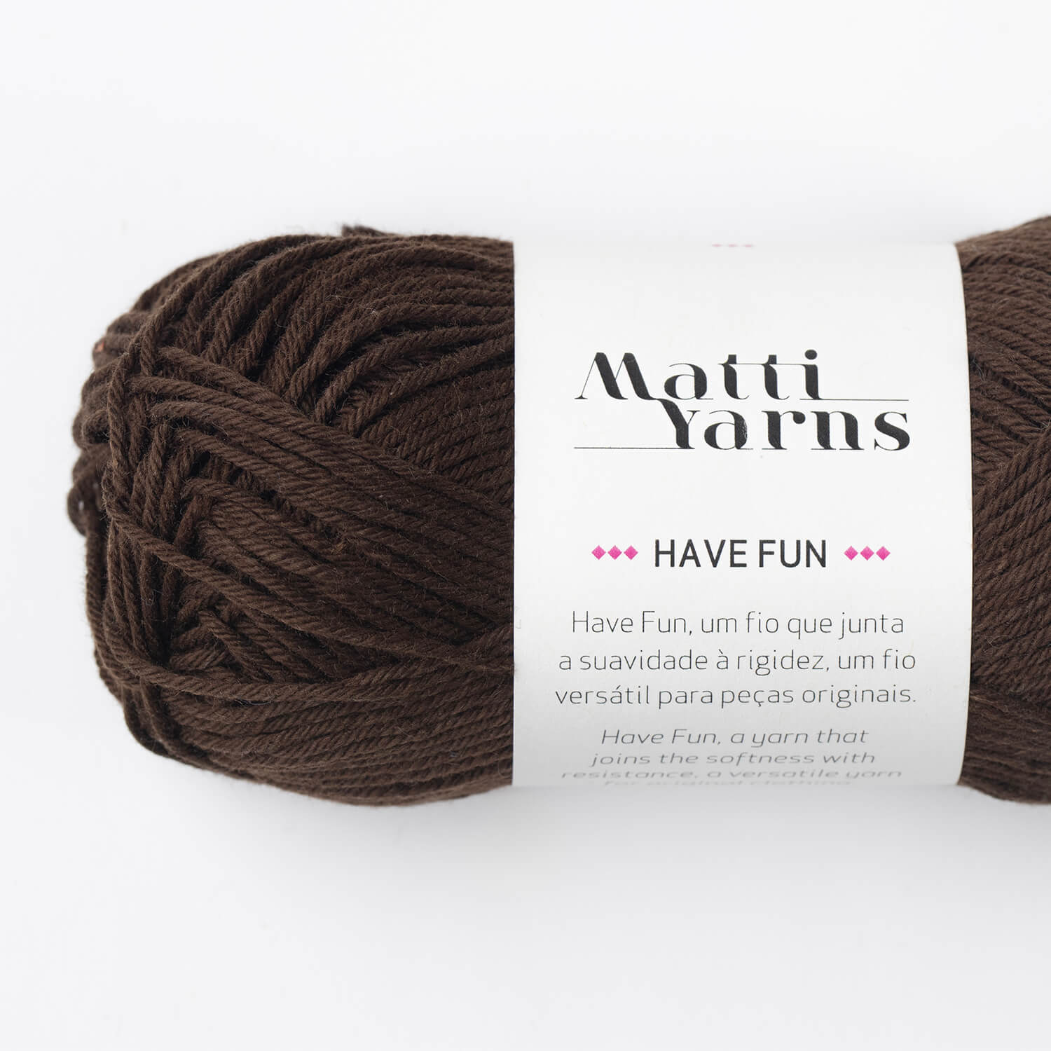 Novelo de fio castanho escuro com rótulo branco da marca Matti Yarns