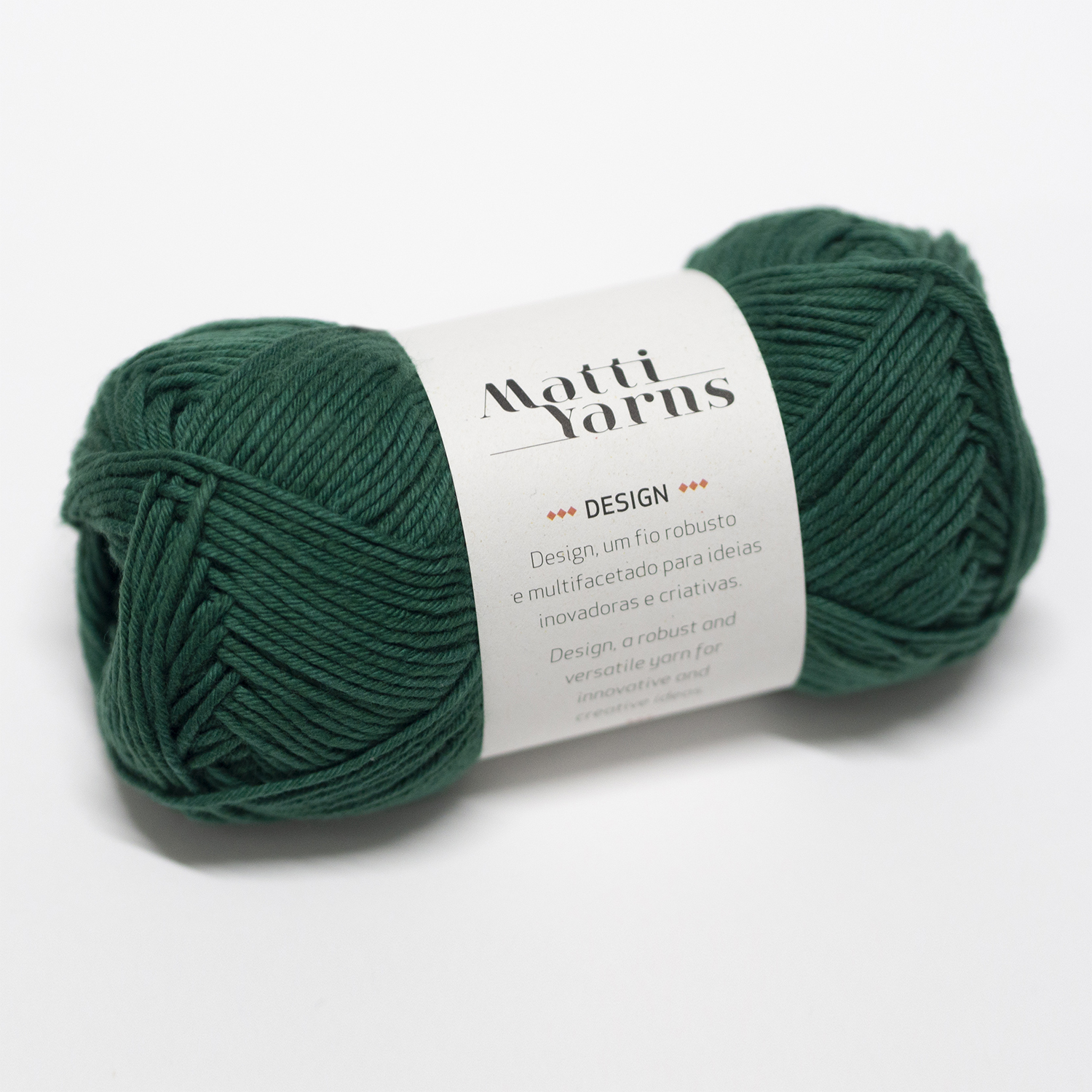 Novelo de fio de lã verde escuro com etiqueta branca Matti Yarns