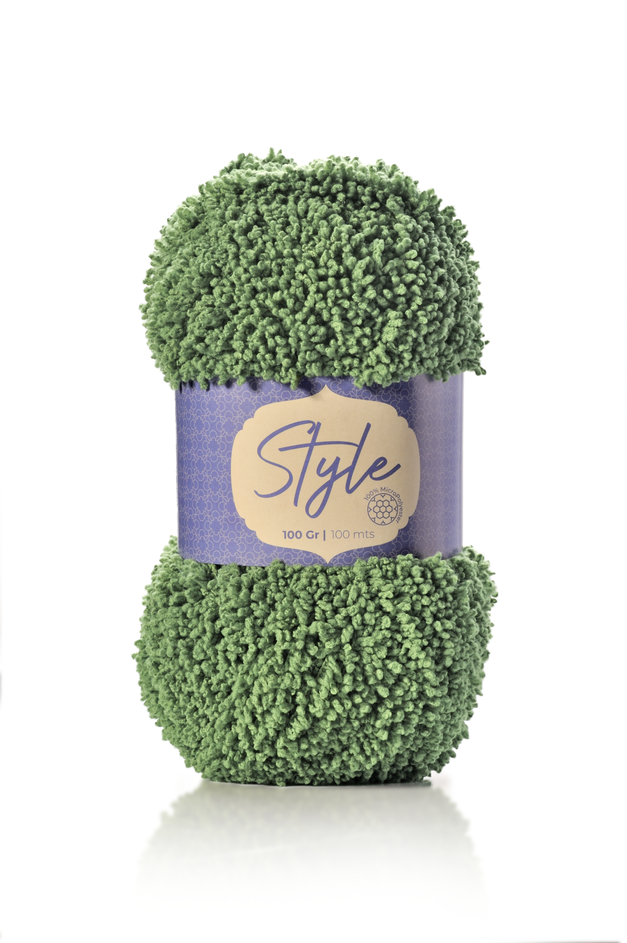 Novelo de fio verde felpudo com rótulo roxo