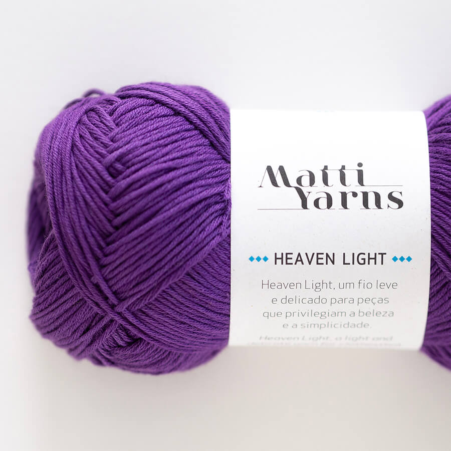 Novelo de lã roxa Matti Yarns Heaven Light com etiqueta branca