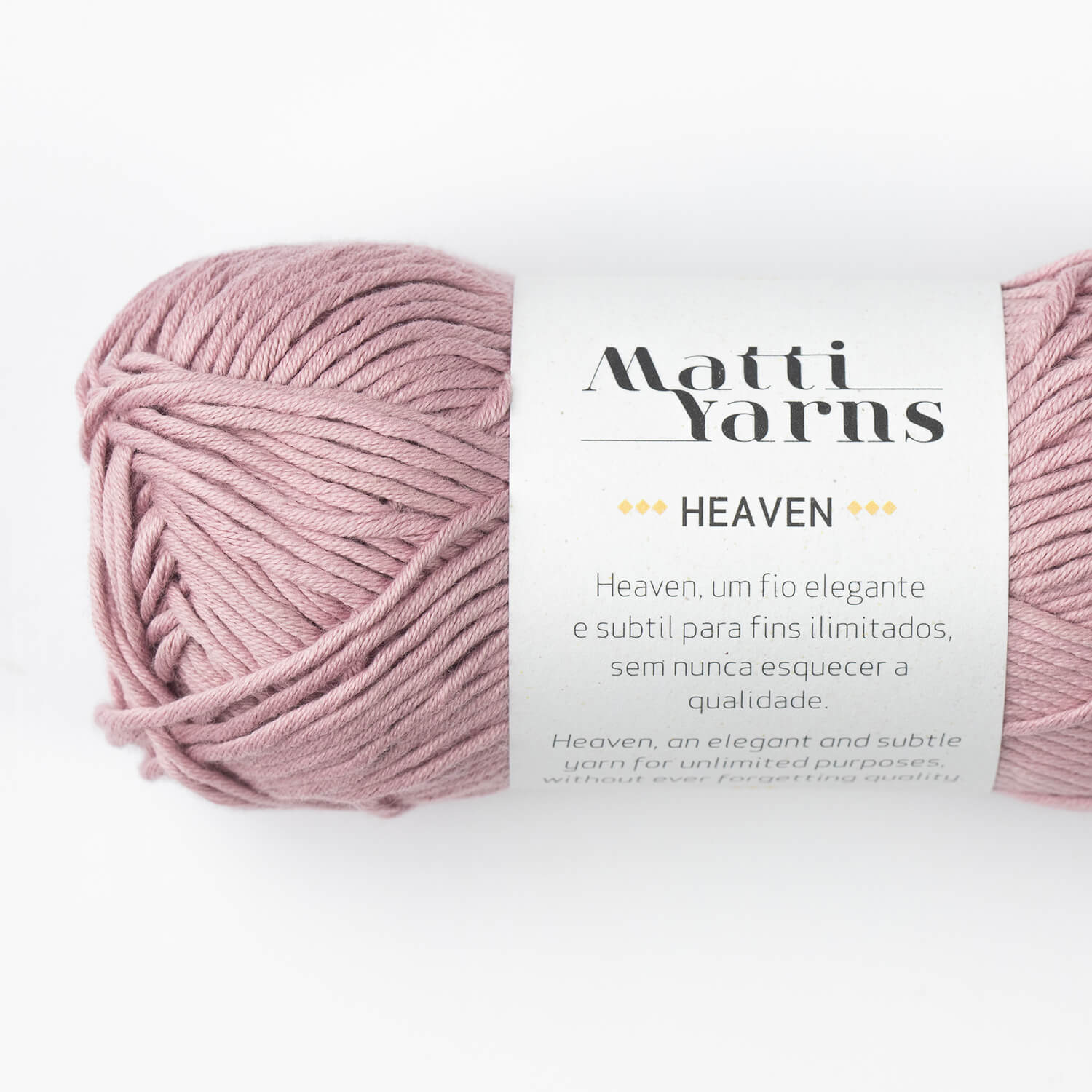Novelo de lã rosa claro com rótulo branco da marca Matti Yarns