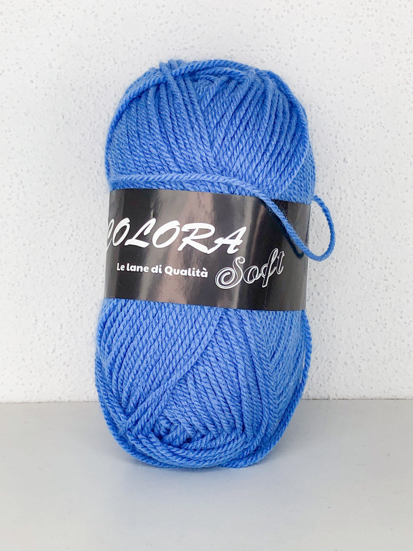 Novelo de lã azul com etiqueta preta DOLORA Soft