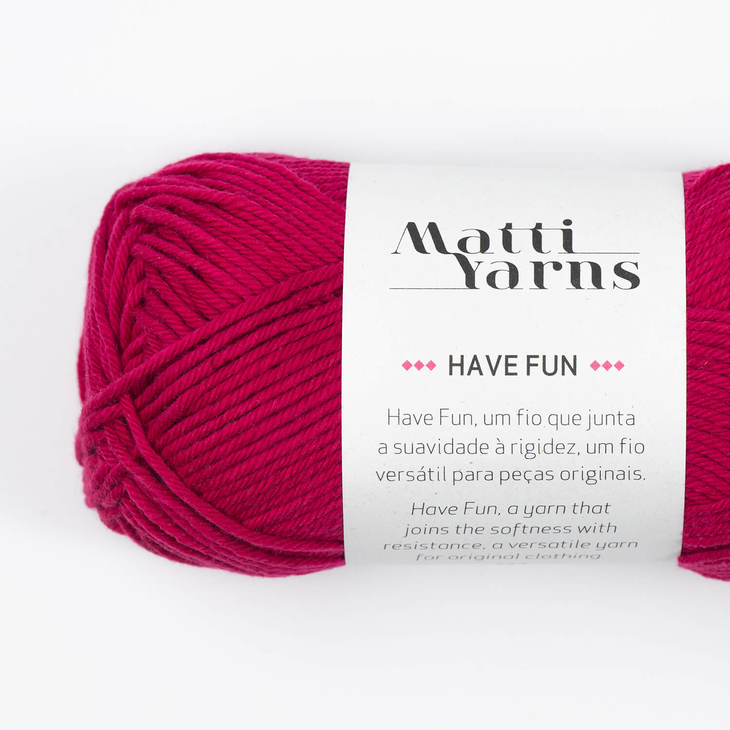 Novelo de lã vermelho com etiqueta branca da marca Matti Yarns