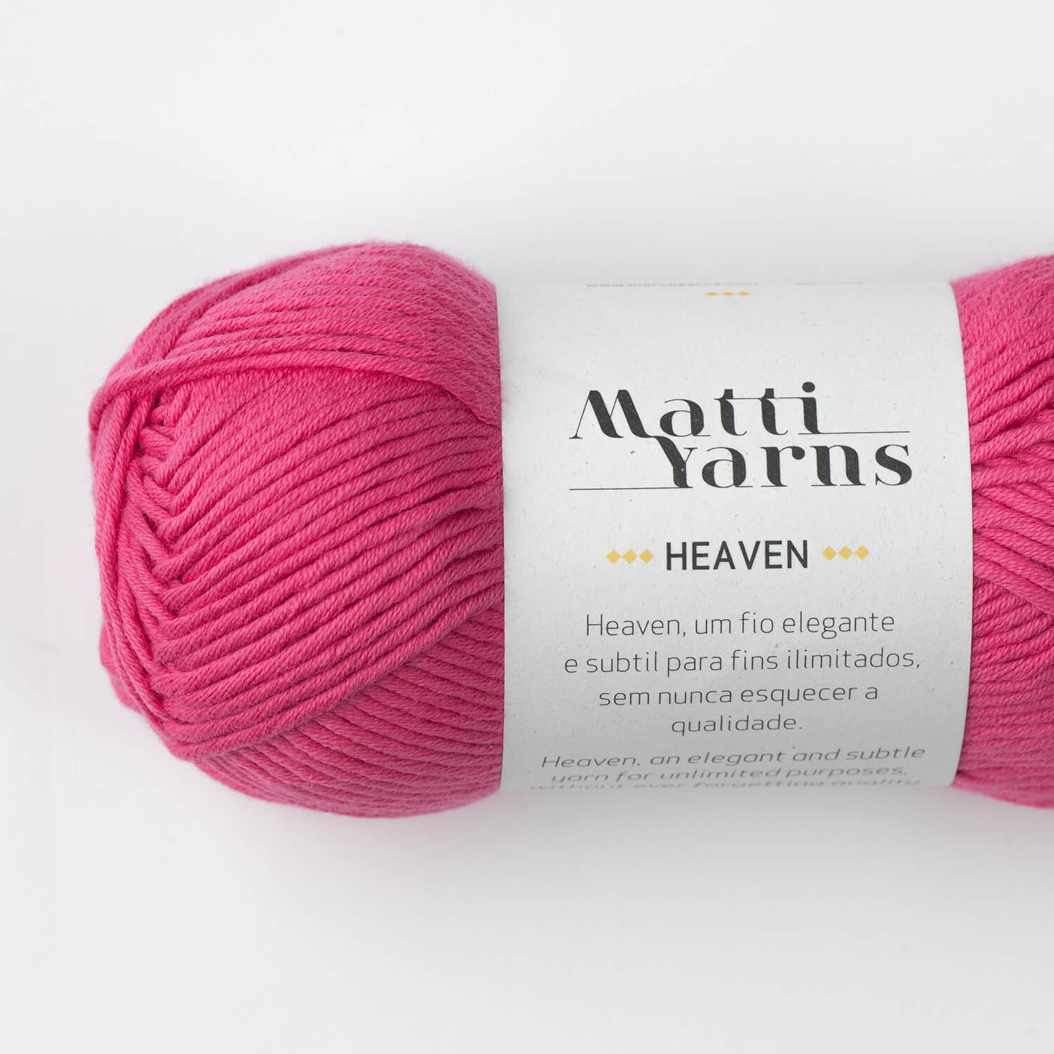 Novelo de fio de lã rosa Matti Yarns Heaven com etiqueta branca