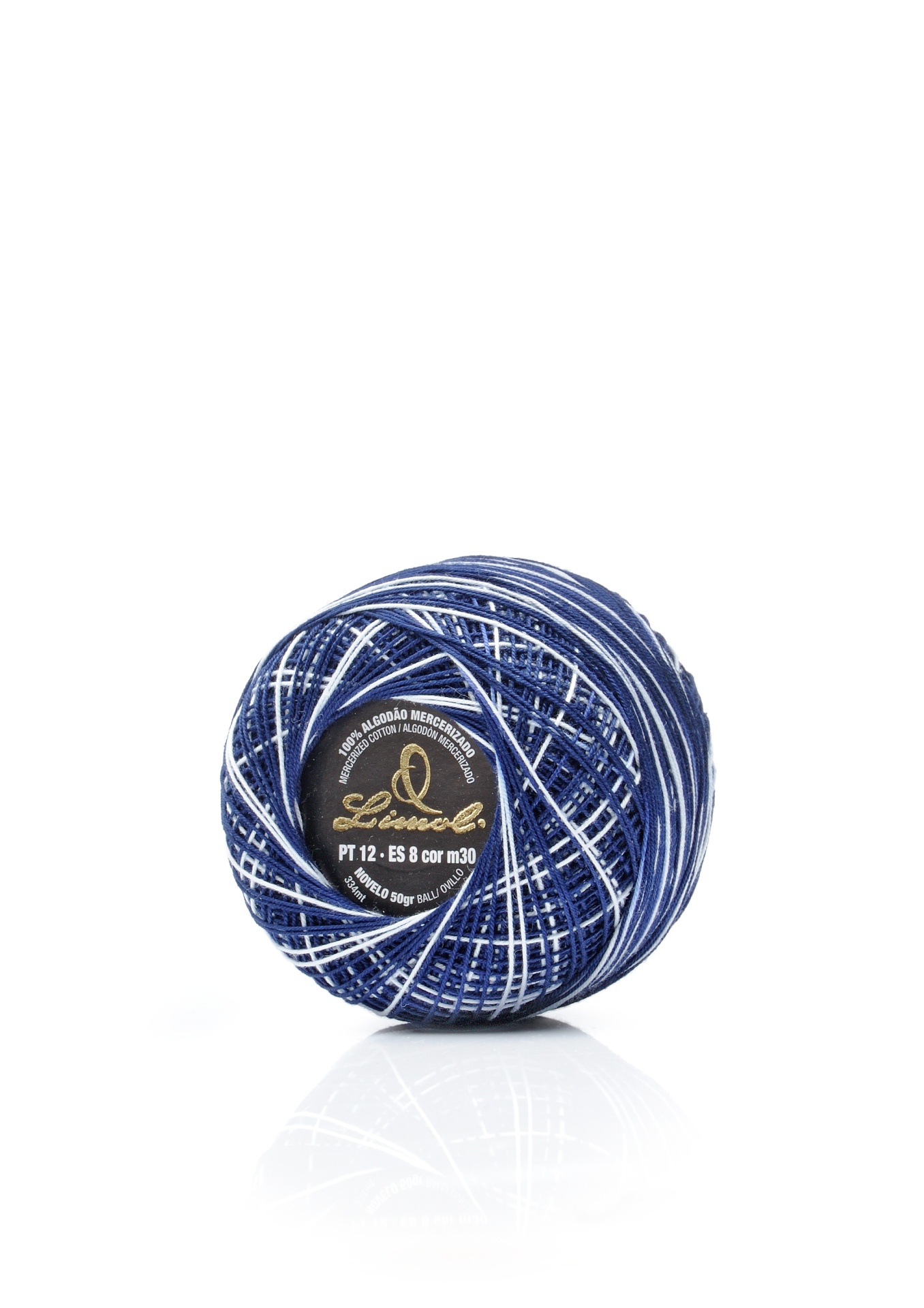 Novelo de linha azul e branco com rótulo preto.