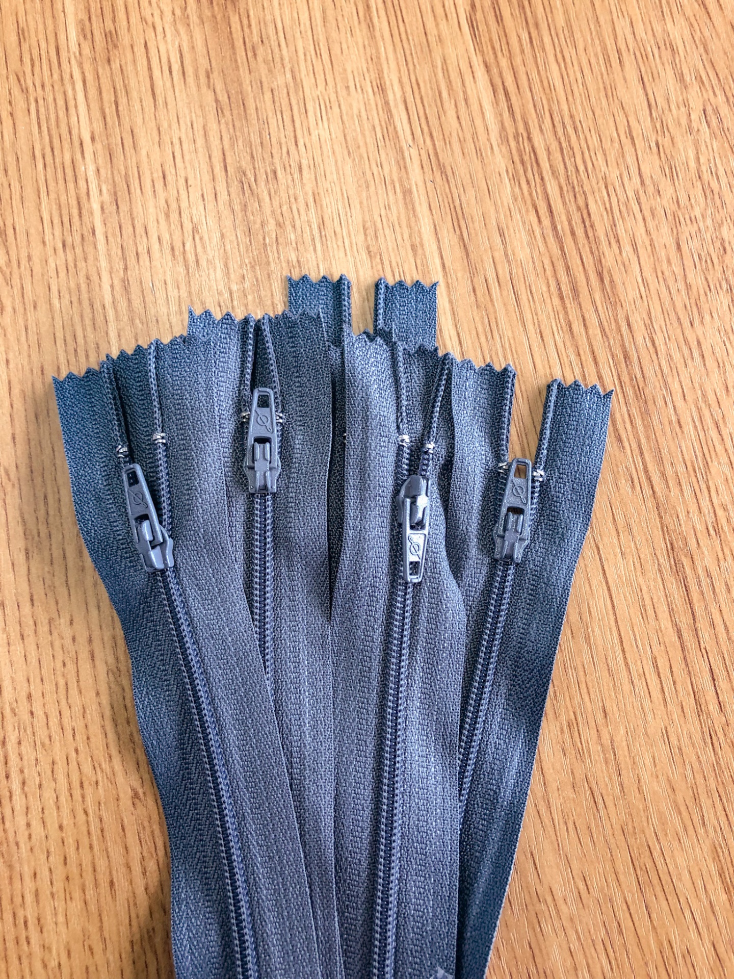 Fechos éclair pretos sobre madeira clara