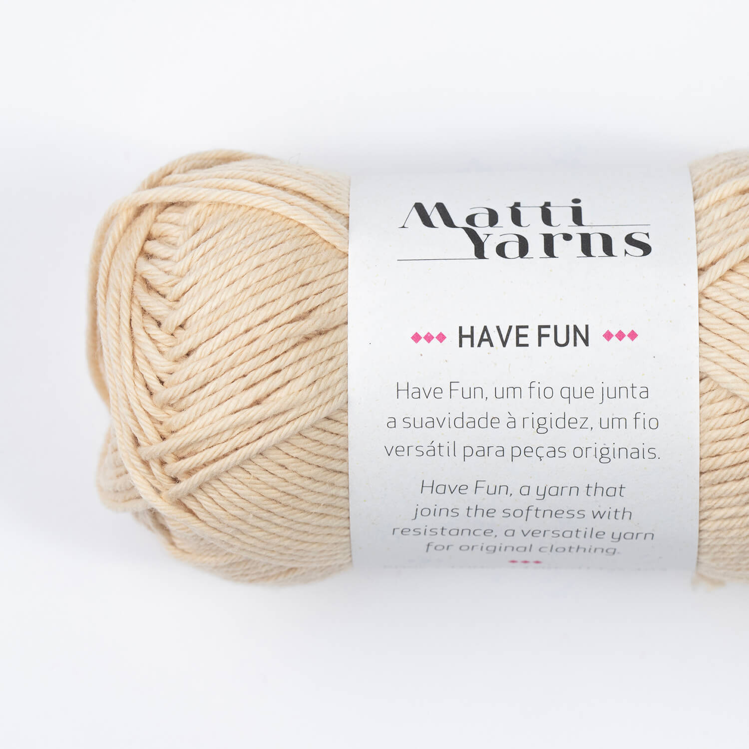 Novelo de fio de lã bege claro com etiqueta Motti Yarns HAVE FUN