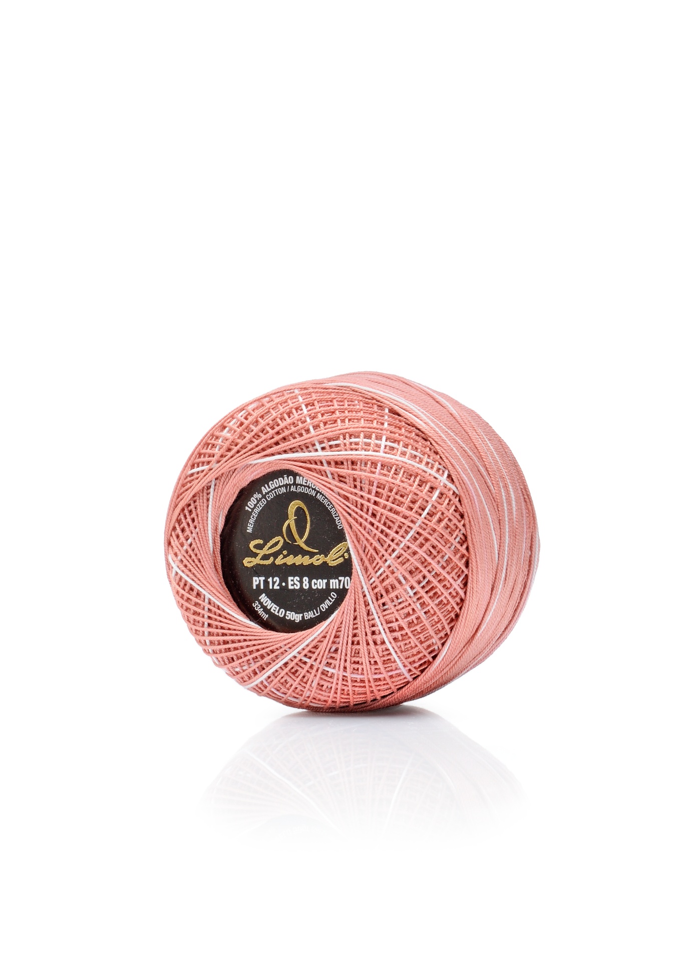 Novelo de linha cor-de-rosa claro com etiqueta preta