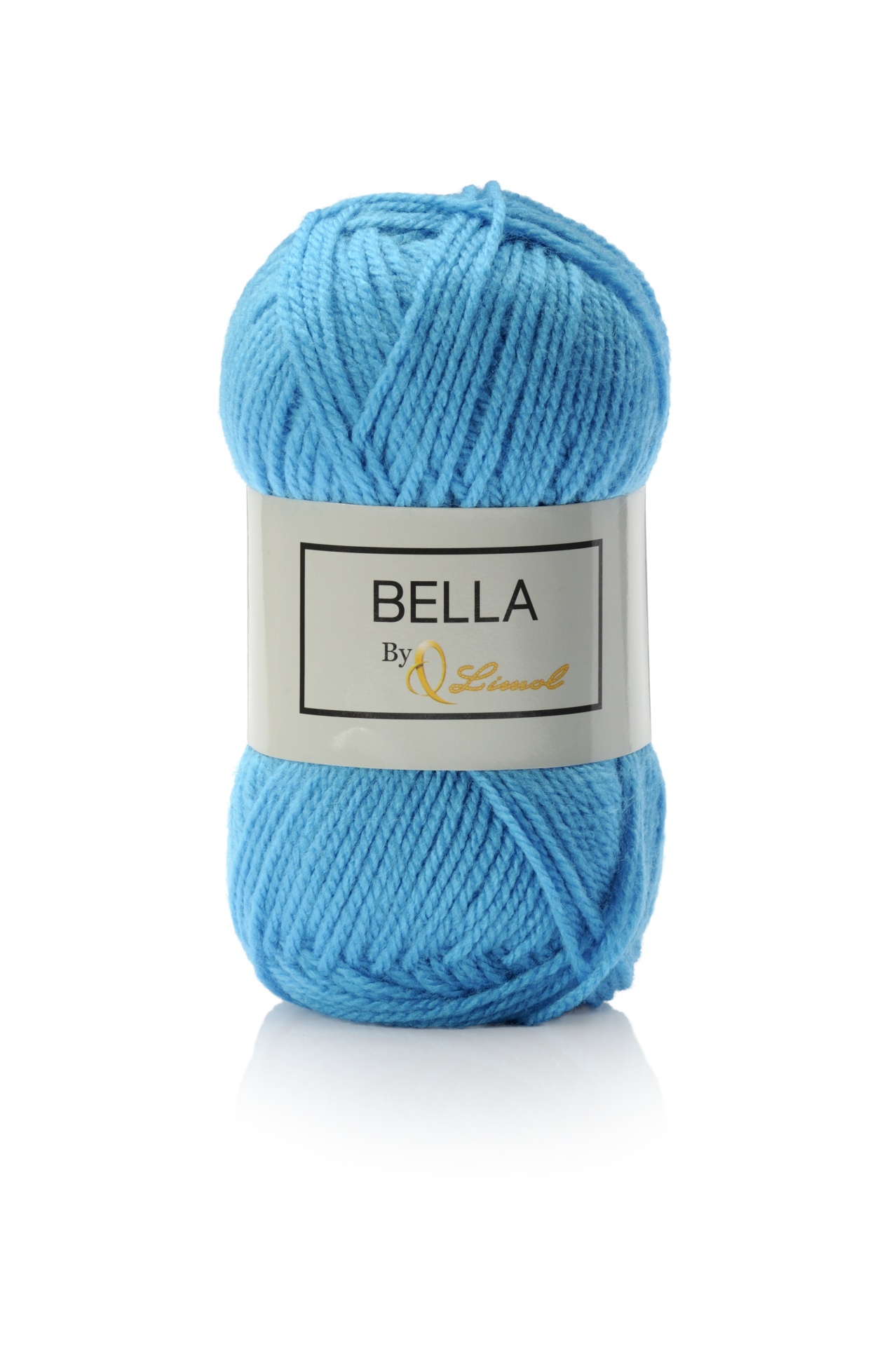 Novelo de lã azul claro com etiqueta branca BELLA By Q Lanas