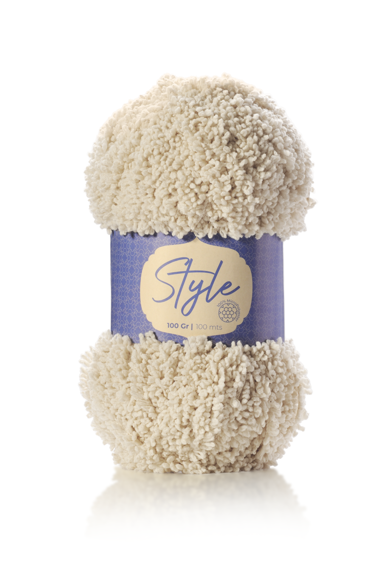 Novelo de lã estilo boucle creme com etiqueta azul e bege com texto