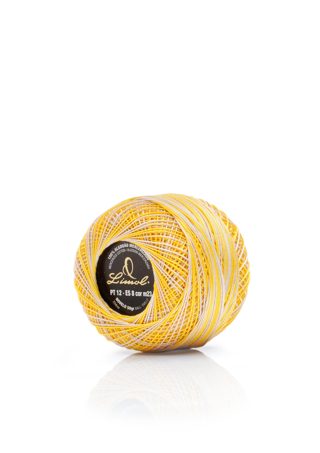 Rolo de linha bicolor amarelo e branco para crochet com etiqueta preta da marca Linhas e Agulhas.