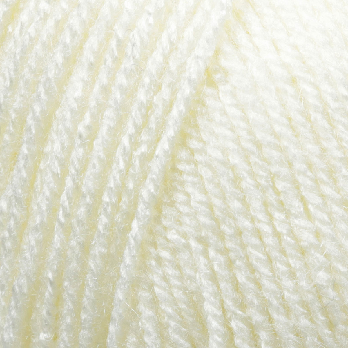 Fios de lã creme com textura suave e brilhante