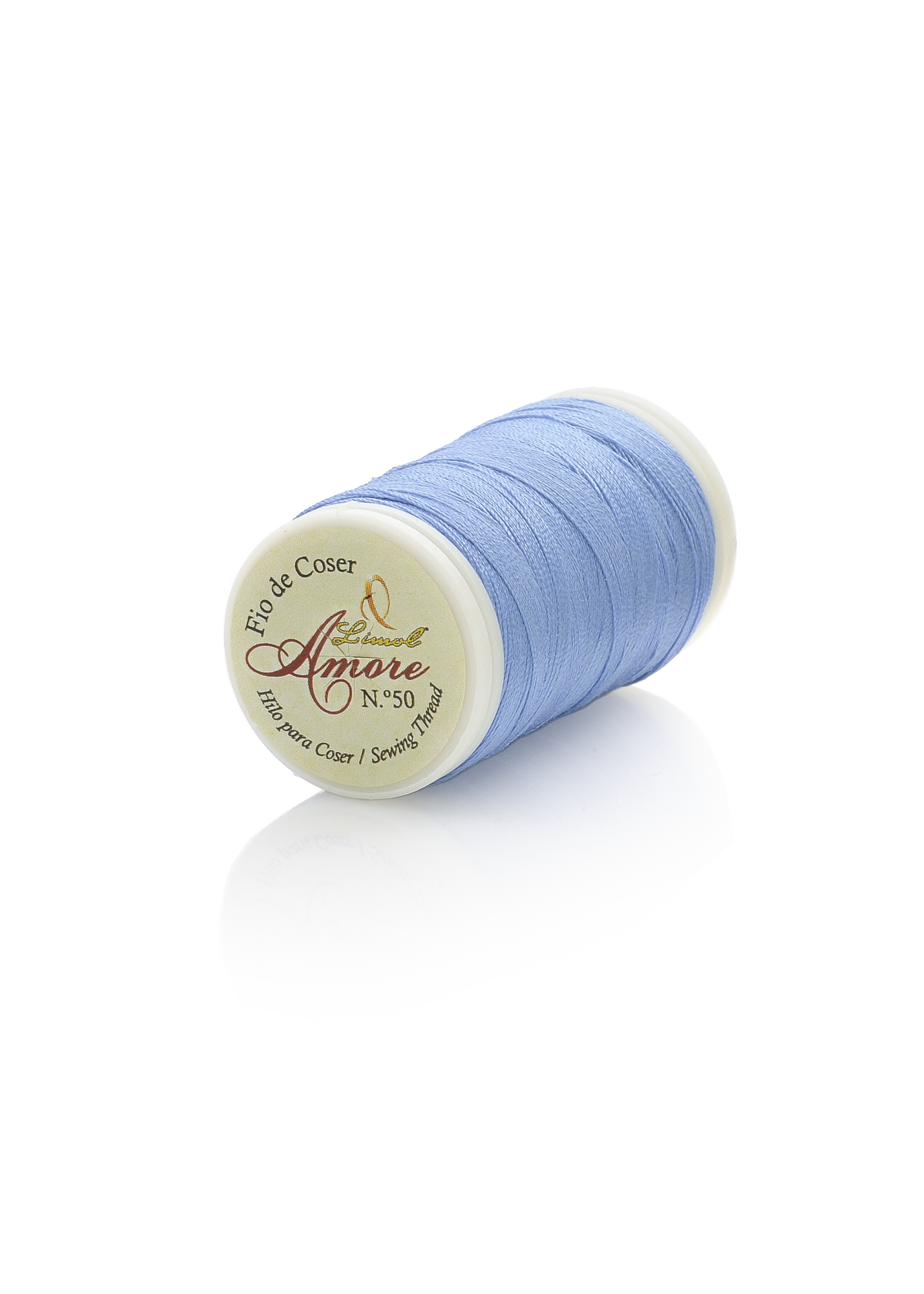 Rolo de linha de costura azul claro com rótulo Amore número 50