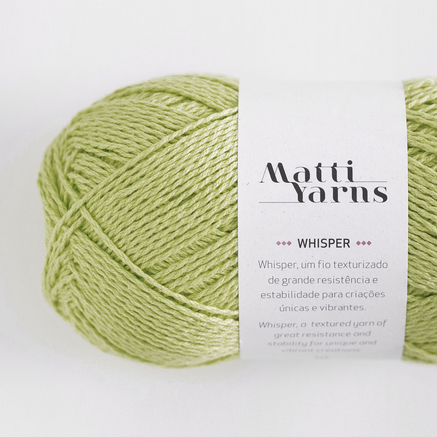 Novelo de fio verde claro texturizado da Matti Yarns modelo Whisper com etiqueta branca