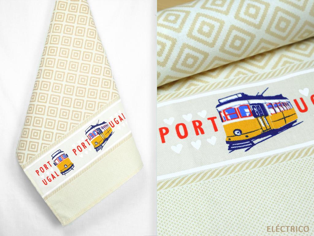 Toalha bege com padrão de losangos e faixa decorativa com elétrico e texto PORTUGAL