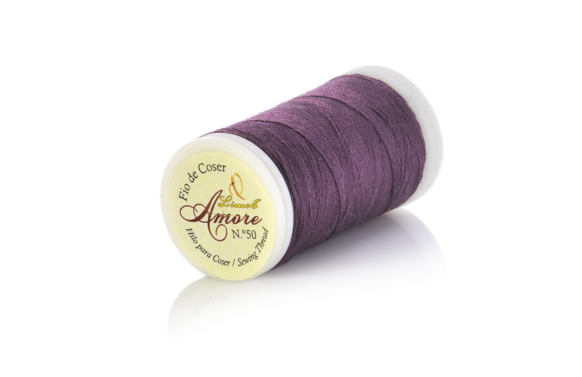 Rolo de linha de coser roxa com etiqueta Amore N.° 50