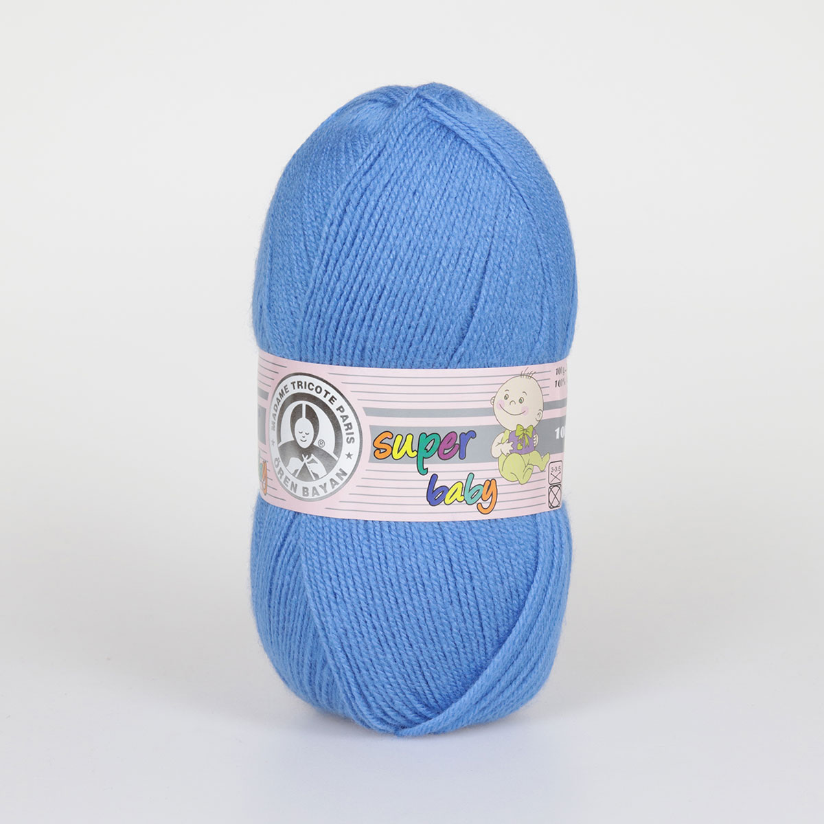 Novelo de lã azul com rótulo rosa claro e texto colorido super baby.