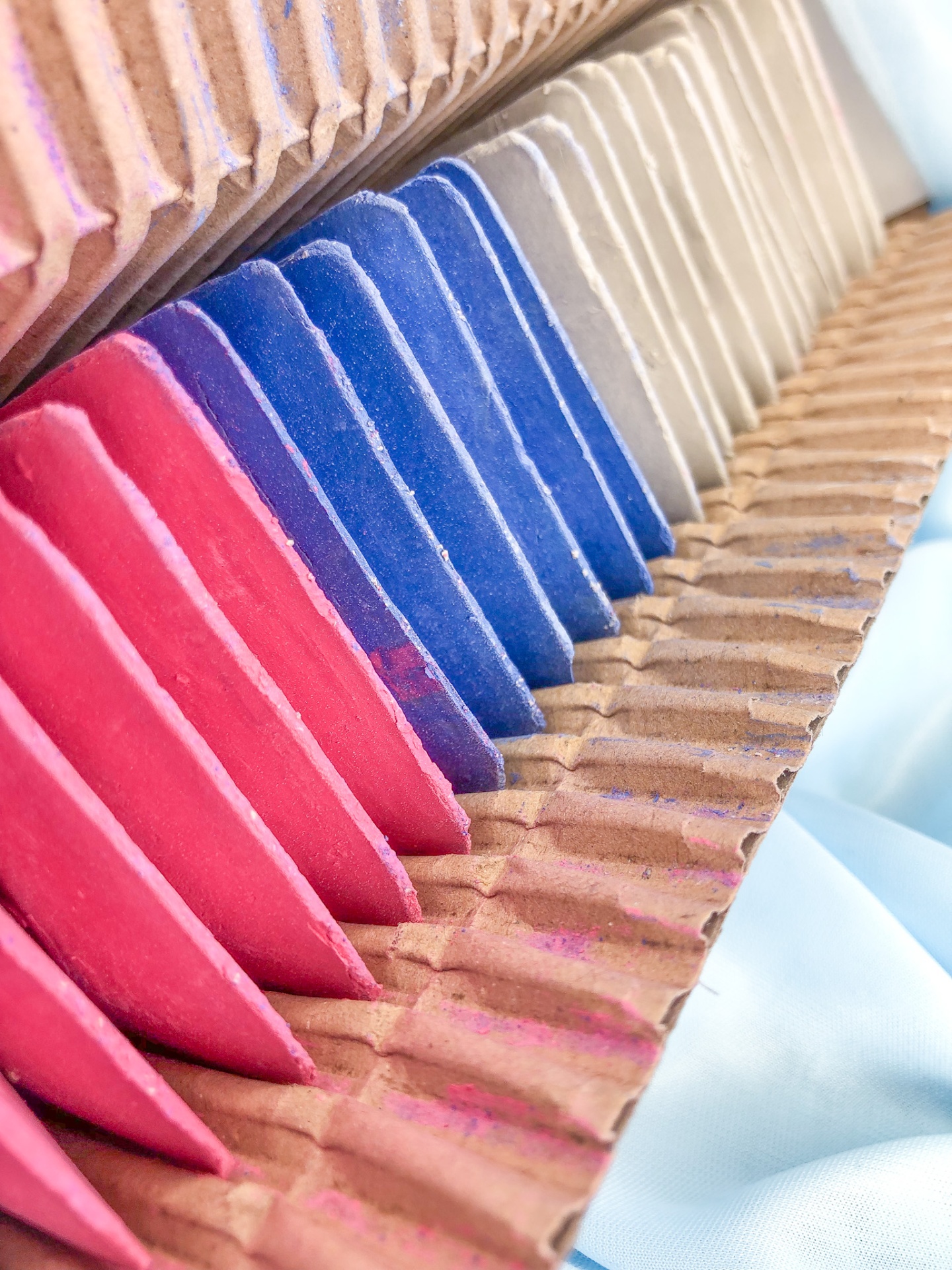 Conjunto colorido de giz de cera em caixas de cartão