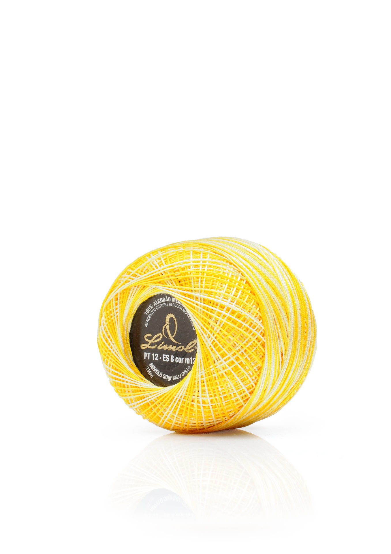 Novelo de fio amarelo e branco com etiqueta preta no centro