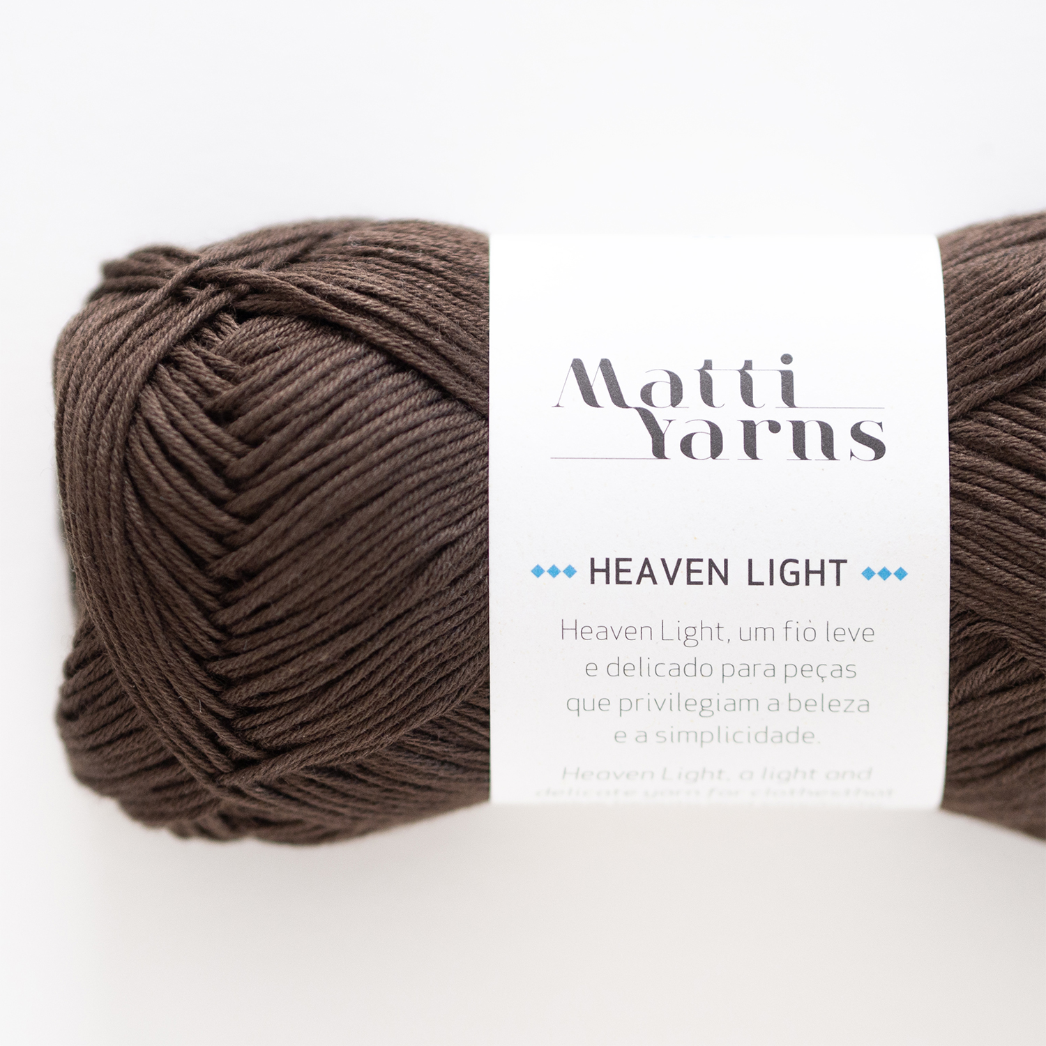 Novelo de fio castanho escuro com rótulo branco Matti Yarns Heaven Light