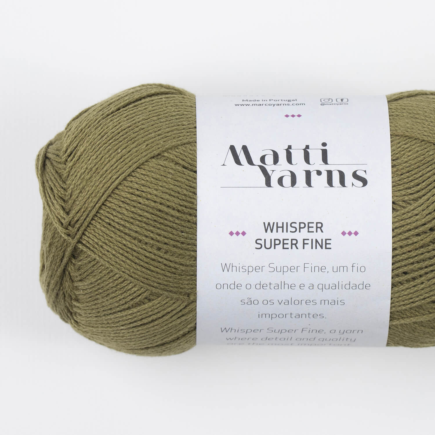 Novelo de fio de lã verde-oliva com etiqueta branca da Matti Yarns Whisper Super Fine
