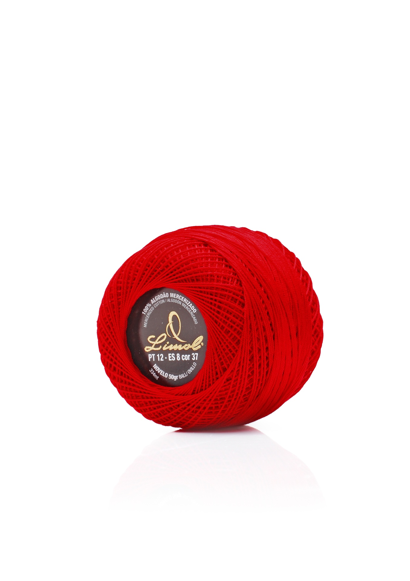 Rolo de linha de algodão vermelho com etiqueta preta no centro