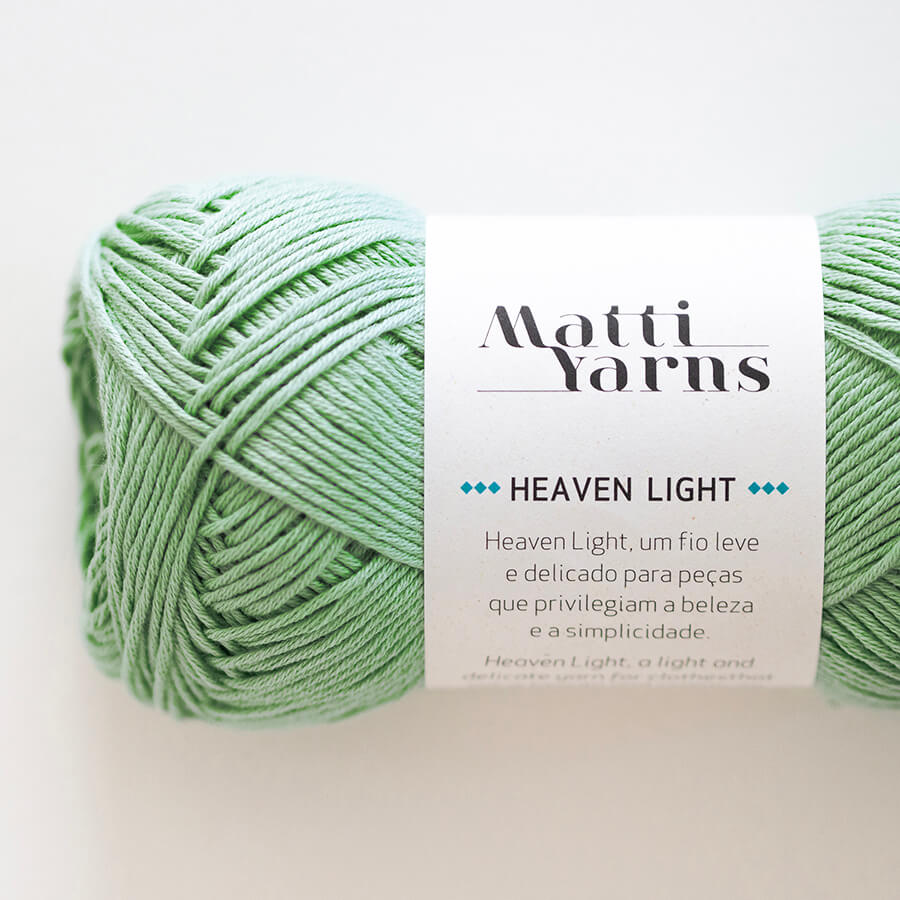 Novelo de fio verde claro com etiqueta da marca Matti Yarns e texto HEAVEN LIGHT