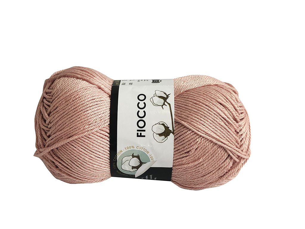 Novelo de lã rosa claro 100% algodão com etiqueta FIOCCO