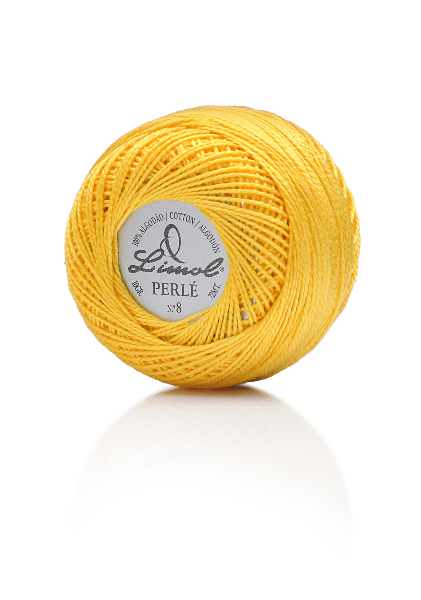 Novelo de fio amarelo Limol Perlé 100% algodão N° 8 sobre fundo branco