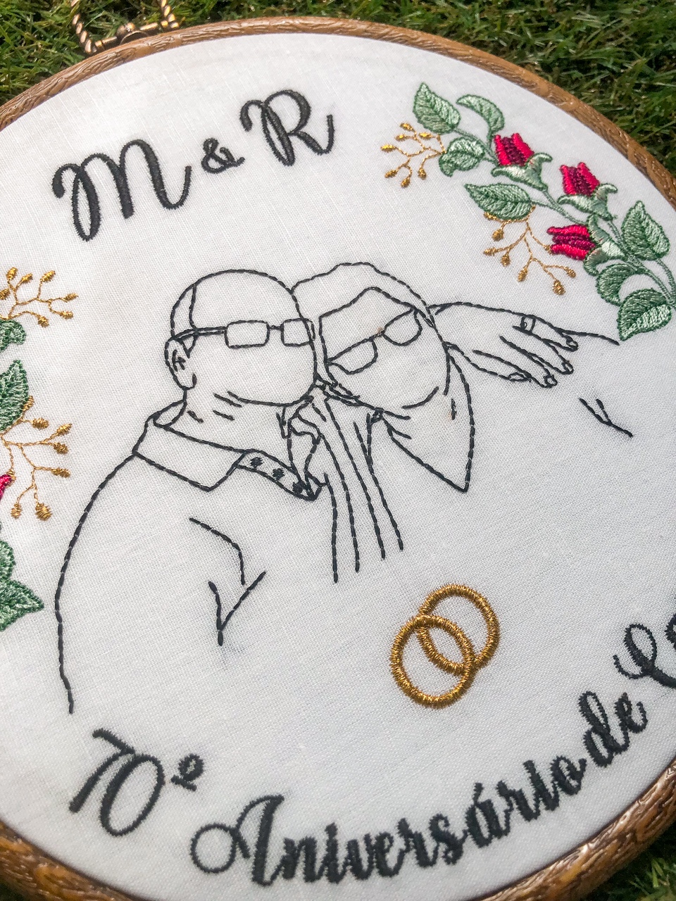 Bordado com casal, texto e flores coloridas