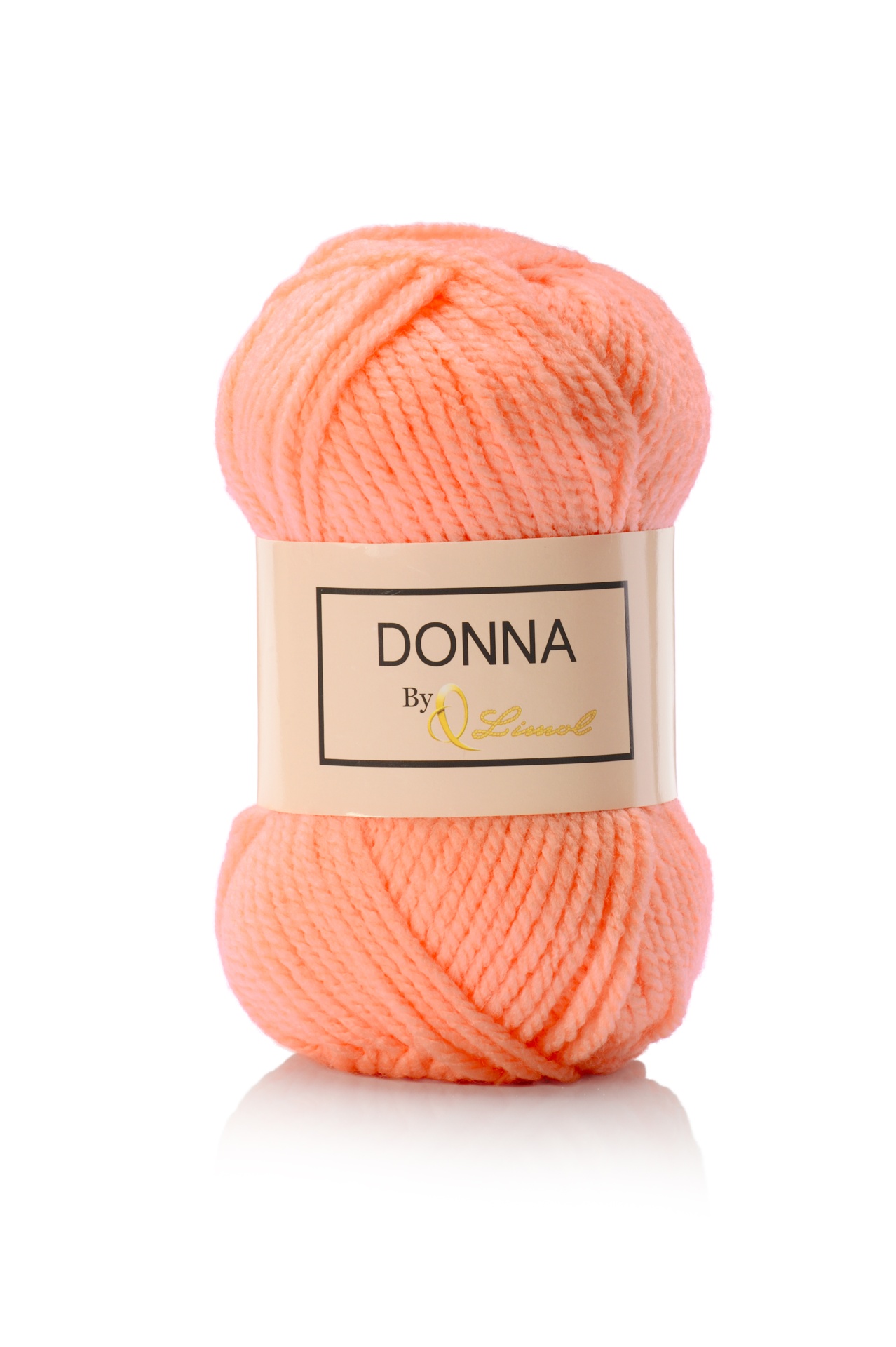 Novelo de lã cor de pêssego com etiqueta 'DONNA By Q'